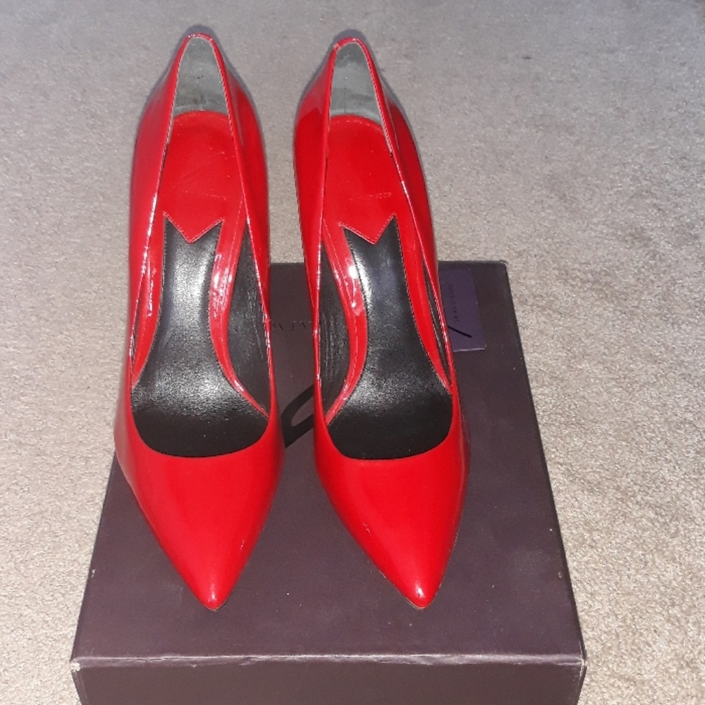 Red patent leather pumps 👠